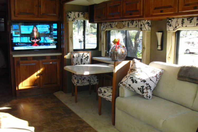 Living & Dining Area Living & Dining Area