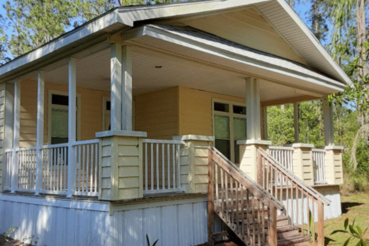 Front porch/entrance Front porch/entrance